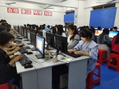 计算机专业学生在机房实操